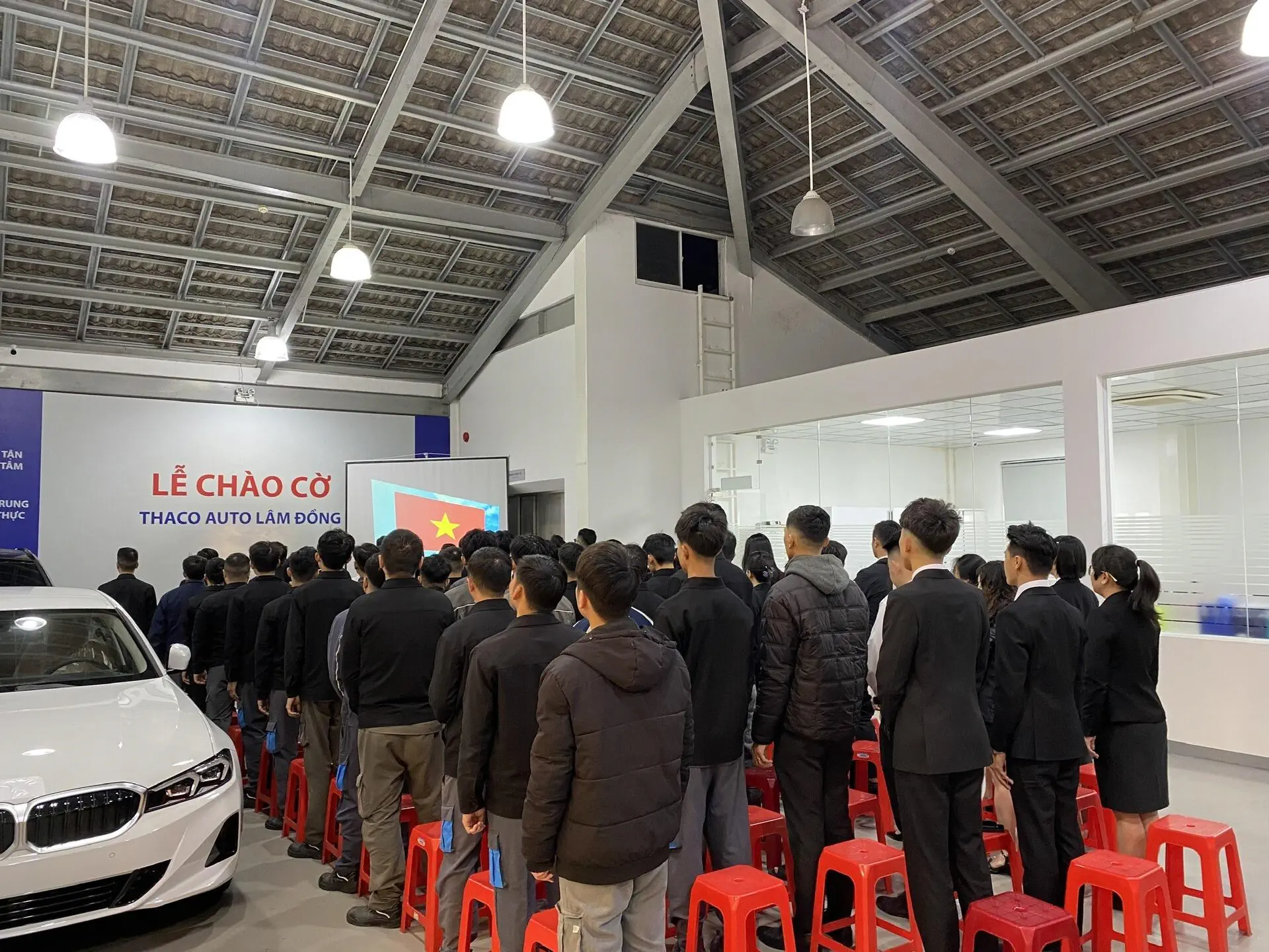 THACO AUTO Lâm Đồng tổ chức lễ chào cờ cuối cùng của năm 2024 - Triển khai công tác chăm sóc khách hàng mùa lễ hội
