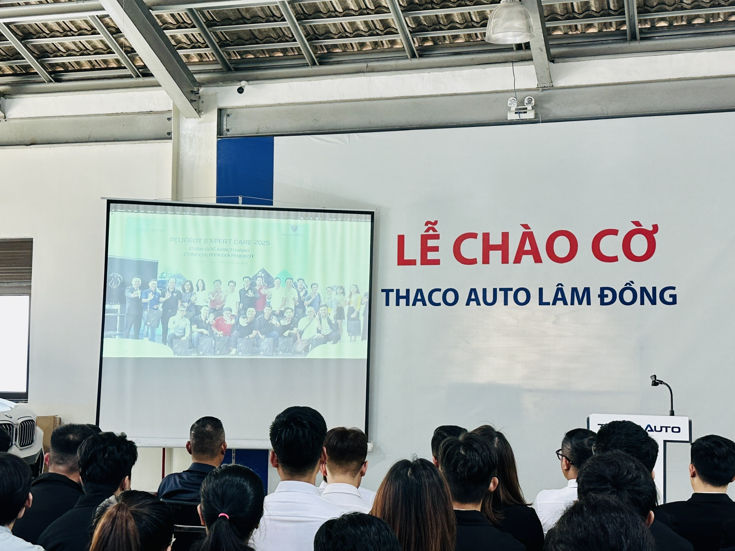 THACO AUTO Lâm Đồng - Lễ chào cờ tháng 08/2025: Khí thế mới cho một tháng mới.