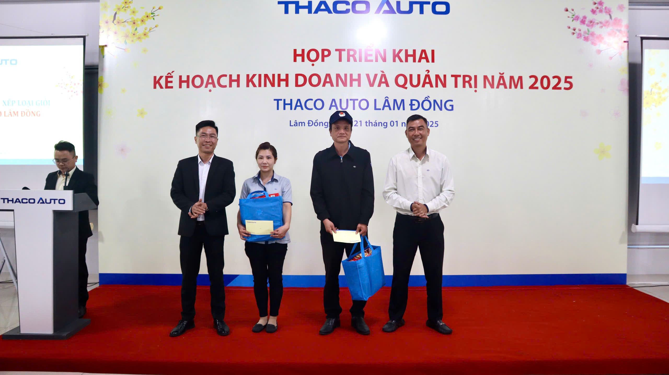 THACO AUTO Lâm Đồng trao quà tết cho đoàn viên công đoàn và người lao động có hoàn cảnh khó khăn