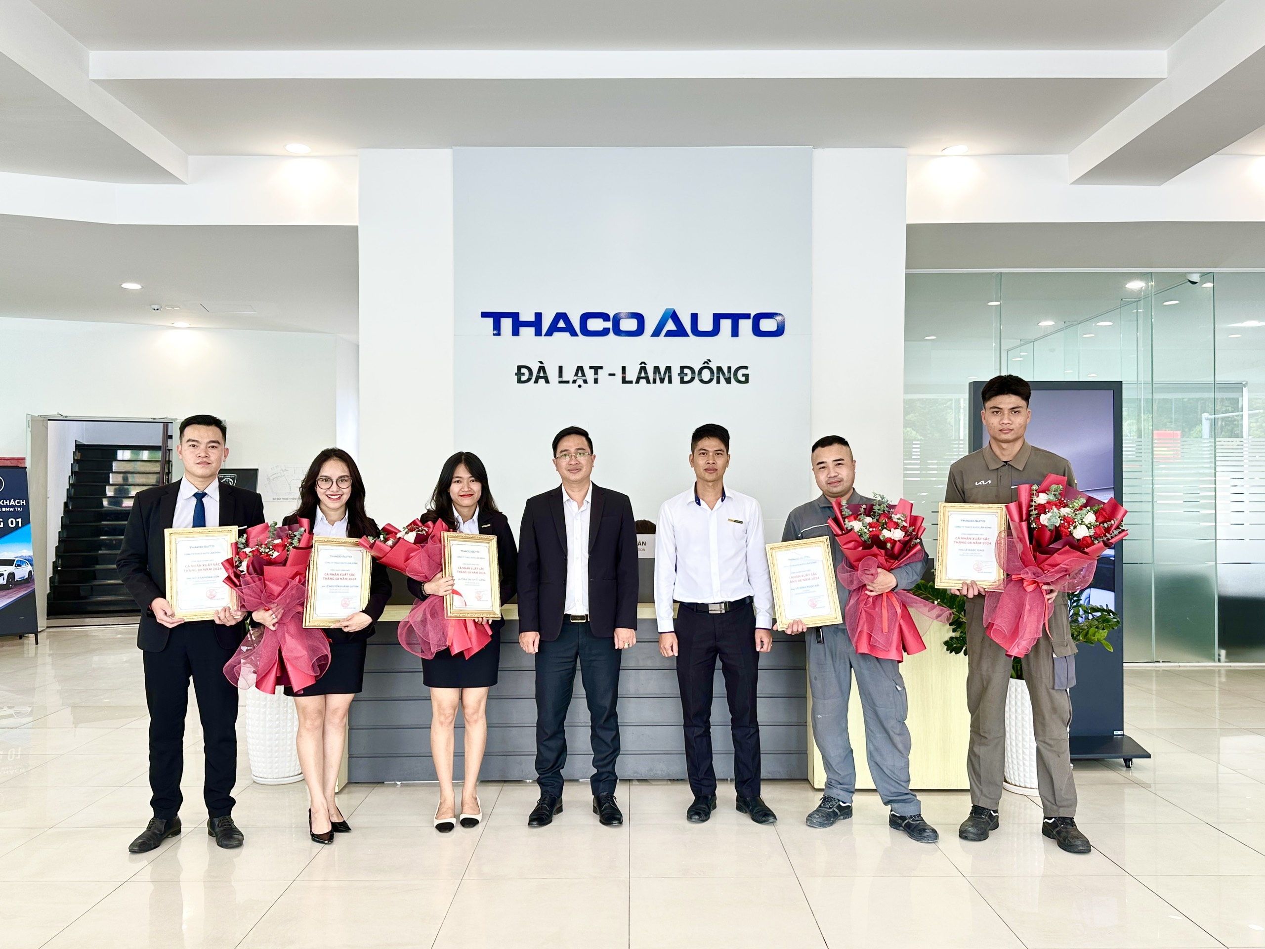 Lễ chào cờ tháng 9: THACO AUTO Lâm Đồng đẩy mạnh phục vụ khách hàng sau nghị định giảm 50% lệ phí trước bạ